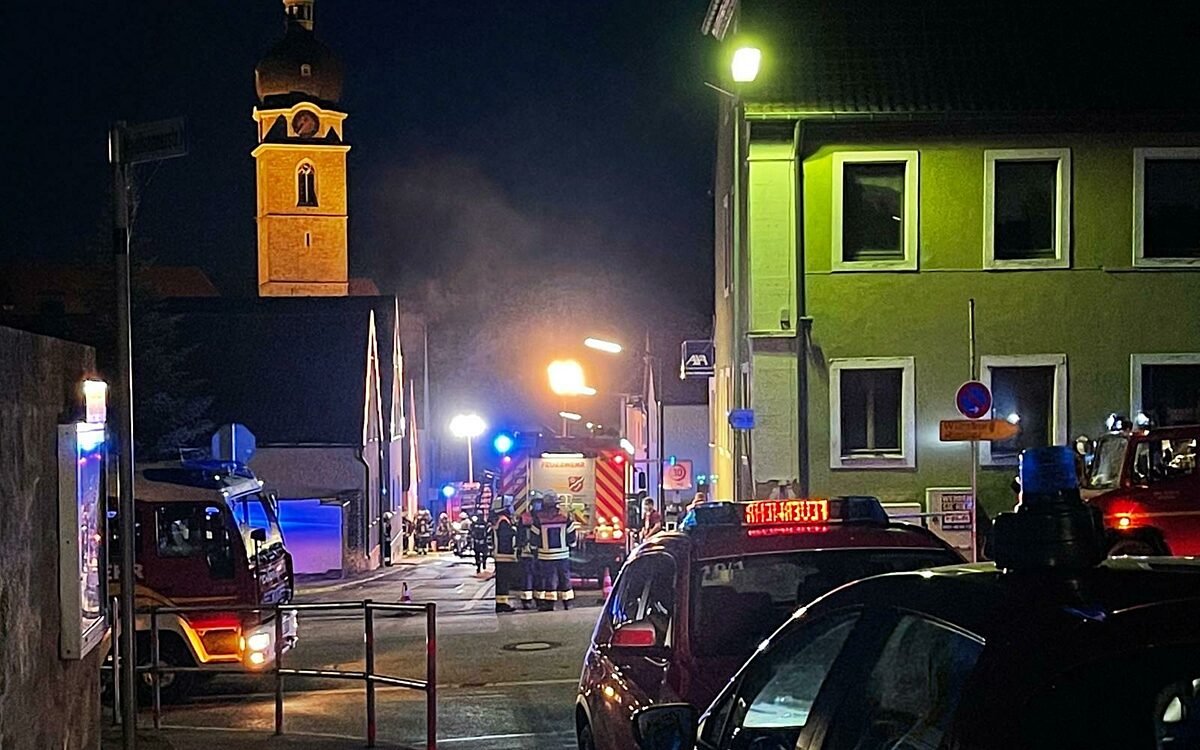 Die Feuerwehr steht vor dem brennenden Haus in Estenfeld Die Feuerwehr steht vor dem brennenden Haus in Estenfeld